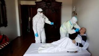 فريق طبي يعالج مصابا بفيروس كورونا في التشيك