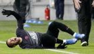 "بوكر" وسهر.. نيمار يحتفل بعد الإصابة القوية