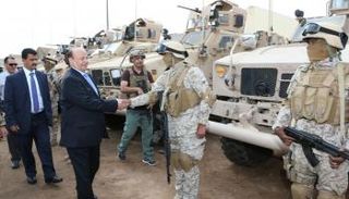 الرئيس اليمني يصافح قوات إماراتية- أرشيفية