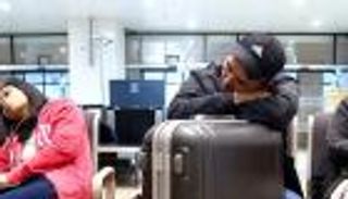 "أوميكرون" يغلق الحقائب ويلغي تذاكر السفر.. المسافرون حائرون