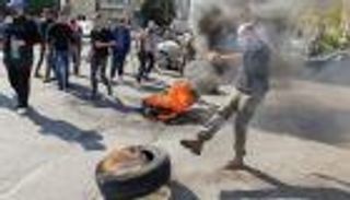 محتجون يغلقون شوارع في بيروت لـ"تردي الأوضاع"