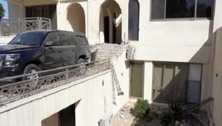 جانب من الدمار الذي لحق بمنزل الكاظمي عقب محاولة الاغتيال الفاشلة