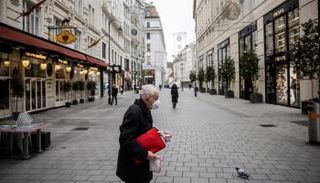 زيادة الإصابات أجبرت بعض الدول على الإغلاق 