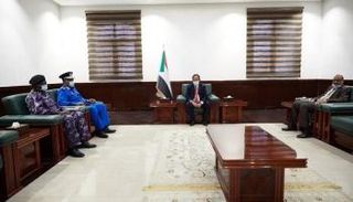 حمدوك خلال استقباله قادة الشرطة