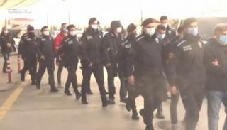 عناصر شرطية أثناء اعتقال مطلوبين