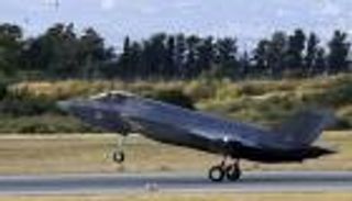 اصطدم بـ"إليزابيث".. فيديو يوثق سقوط "الشبح" في البحر