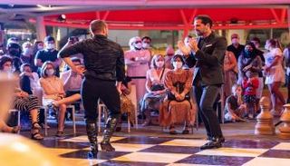 الراقص مانويل لينان والمغني ديفيد كاربيو