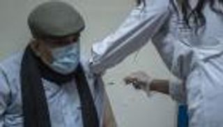 100 يورو شهريا.. اليونان تغرم رافضي لقاح كورونا