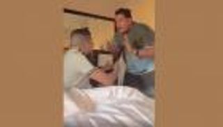 فيديو.. حمو بيكا يقتحم غرفة عمر كمال بعد وصوله السعودية: "عايز عربية"