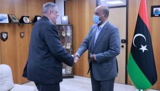 موسى الكوني عضو الرئاسي الليبي خلال لقاء المبعوث الأممي