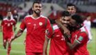 تعرف على القنوات الناقلة لمباراة العراق وعمان في كأس العرب 2021