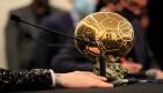 الكرة الذهبية في قفص الاتهام.. والسبب: ميسي وصلاح