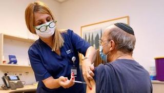 رجل يتلقى لقاح كورونا في إسرائيل