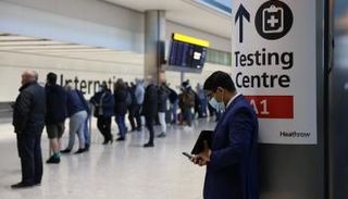 رجل يرتدي كمامة للوقاية من فيروس كورونا