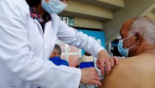 رجل يتلقى لقاح كورونا (أرشيفية)