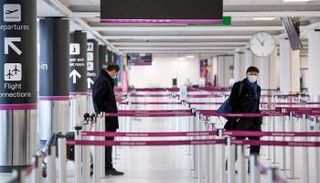 رجل يرتدي كمامة للوقاية من فيروس كورونا