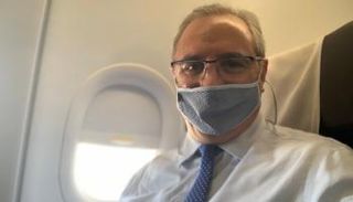 السفير الإسرائيلي إيتان نائيه في الطائرة