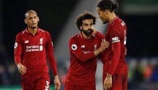 محمد صلاح مع نجوم فريق ليفربول