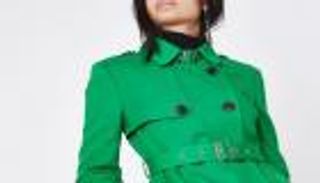 موضة شتاء 2022.. المعطف يزهو بالأخضر الفاقع