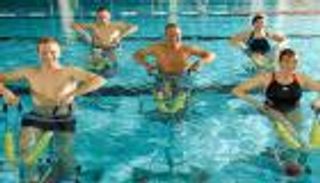 ركوب الدراجة في الماء.. رياضة تحارب السيلوليت 