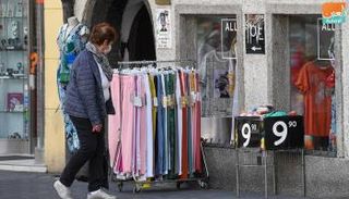 مواطنة نمساوية أمام أحد المحال التجارية - أرشيفية