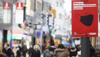 لافتة في ألمانيا تشدد على ضرورة ارتداء الكمامة