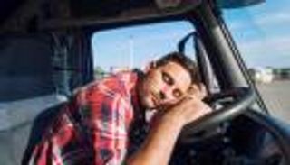 8 نصائح غالية لتجنب  النوم أثناء القيادة.. رحلة آمنة