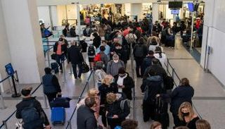 ركاب في مطار نيوارك ليبرتي الدولي بنيو جيرسي - رويترز