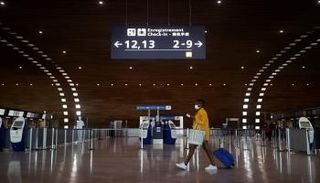 مسافرة داخل مطار شارل ديجول في فرنسا - رويترز