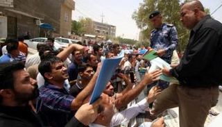 شباب عراقي يتقدم بأوراقه للحصول على وظائف - أرشيفية
