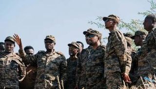 آبي أحمد وسط قادة الجيش على جبهات القتال