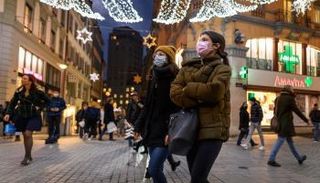 فتاتان ترتديان كمامتين للوقاية من فيروس كورونا