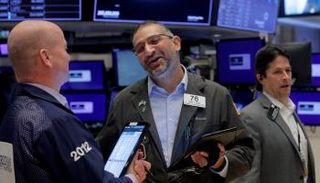  حوار باسم بين سماسرة في بورصة نيويورك - رويترز