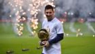 صور.. ميسي يحتفل بالكرة الذهبية مع جماهير باريس سان جيرمان