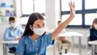 الكمامة إجبارية بمدارس ألمانيا.. وميركل: الوضع خطير جدا