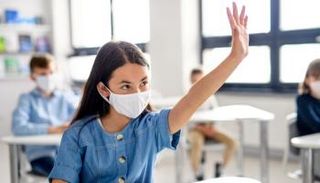 فتاة ترتدي كمامة للوقاية من فيروس كورونا