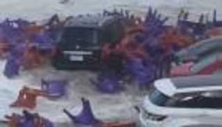 فيديو مرعب في الإسكندرية.. أمواج عاتية تجرف السيارات