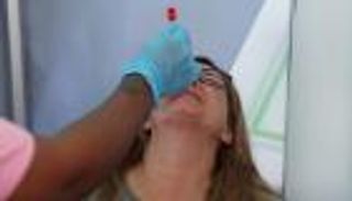 مسؤول مصري يشكك في منشأ أوميكرون.. ويطالب بحذر شديد