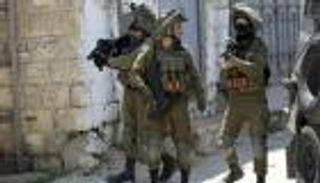 فلسطينيون يضرمون النيران بسيارة مستوطنين في رام الله