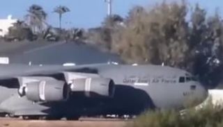 صورة نشرتها وسائل الإعلام المحلية للحظة وصول الطائرة لمطار معيتيقة