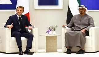 الشيخ محمد بن زايد آل نهيان خلال لقاء إيمانويل ماكرون- أ.ف.ب