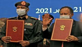 البرهان وحمدوك بعد التوقيع على الاتفاق السياسي - أرشيفية