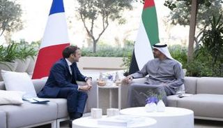 جانب من لقاء الشيخ محمد بن زايد آل نهيان وإيمانويل ماكرون