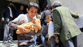 طفل ليبي أمام أحد المخابز