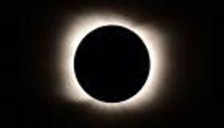 الأرض تشهد كسوفا كليا للشمس.. الموعد وأماكن المشاهدة