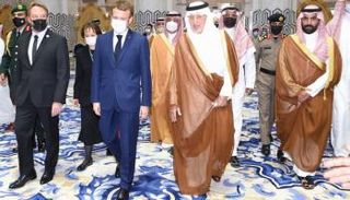 ماكرون بعد وصوله إلى جدة