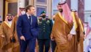 محمد بن سلمان يستقبل ماكرون في جدة