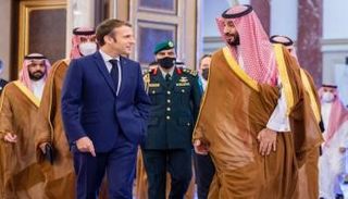 الأمير محمد بن سلمان آل سعود خلال استقباله الرئيس إيمانويل ماكرون