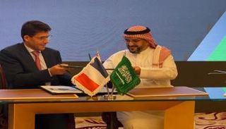 جانب من توقيع اتفاقية "إيرباص" و"الطائرات المروحية"