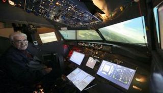 الأردني محمد ملحس في قمرة القيادة بمنزله